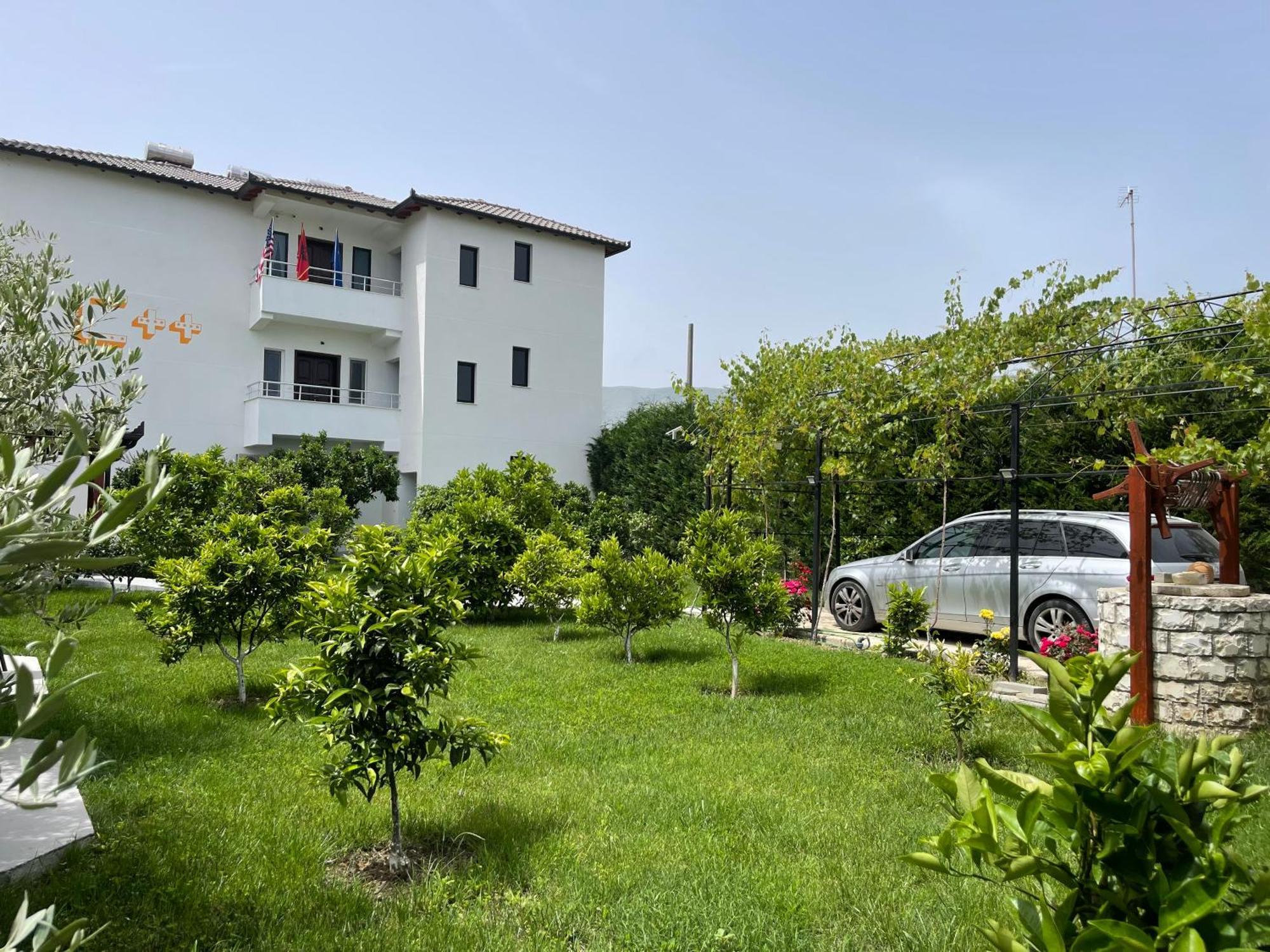Hotel Vila C Plus Plus Берат Екстер'єр фото